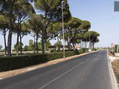 Per raggiungere il camposanto da Bari basta percorrere via Fanelli in direzione Valenzano: all�altezza di Carbonara bisogna svoltare a sinistra sulla provinciale 144, strada che porta a Triggiano. Dopo un chilometro il �Bari war cemetery� appare sulla sinistra